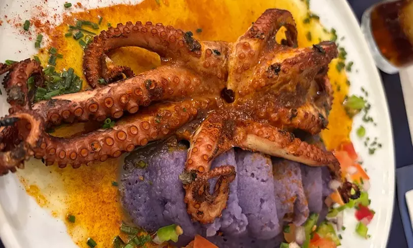 Menú mediterráneo para 2 o 4 con entrante, principal, postre y bebida