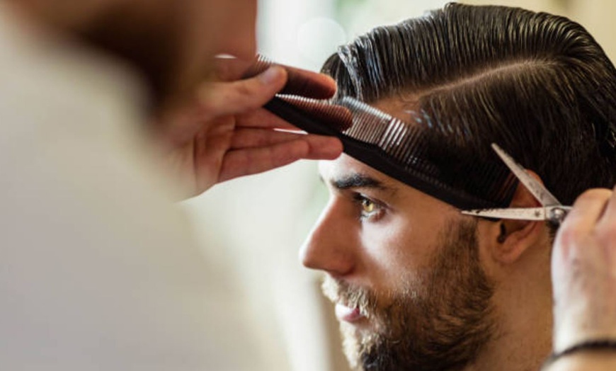 Image 4: 2 o 4 sesiones de peluquería para hombre con corte, lavado y peinado