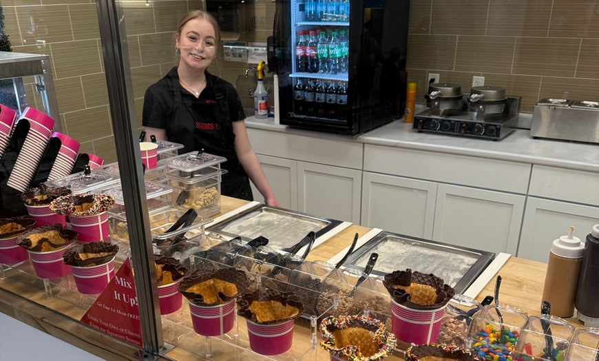 Image 2: Ice Cream Experience for 2 or 4 People With Waffle Cones 