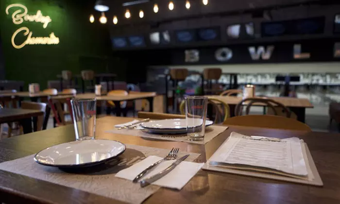 ¡Diversión en la pista! Juega a los bolos y disfruta de un perrito y bebida para 2 con hasta un 53% de descuento - Second Medium