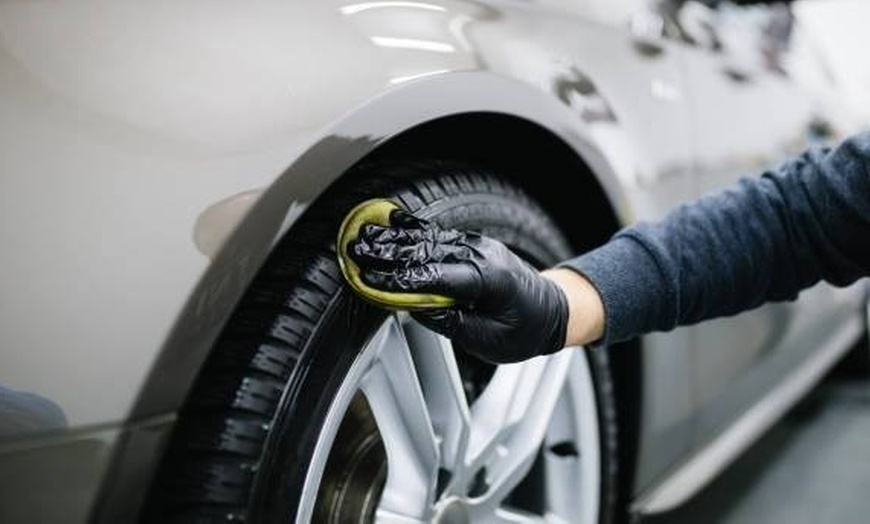 Image 5: Exterior and Interior Hand Wash with Spray Wax