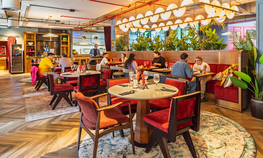 Image 24: Brunch ilimitado con bufé libre de comida y bebida para 2 o 4 personas