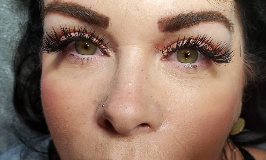 Image 9: Achieve Glamorous Lashes with Eyelash Extensions