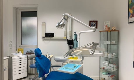 Visita, pulizia denti, sbiancamento, ablazione del tartaro e radiografia endorale (sconto 85%)