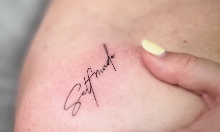 Image 3: 1 o 2 mini tattoos de línea fina y tinta negra de hasta 5 cm