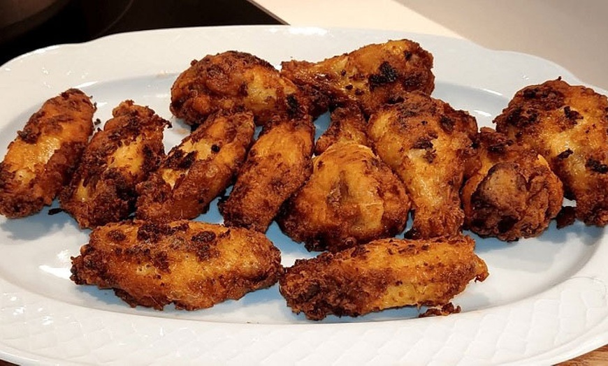 Image 7: Menú con entrante, principal, postre y botella de vino