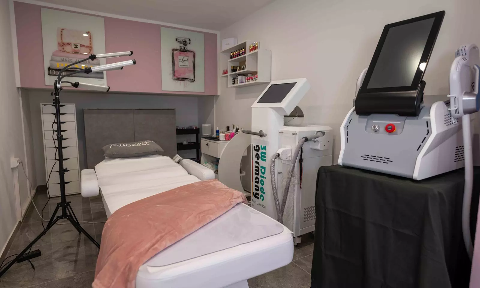 Permanent Make-up inkl. Nachbehandlung für Lippen / Brauen für 1 Pers.