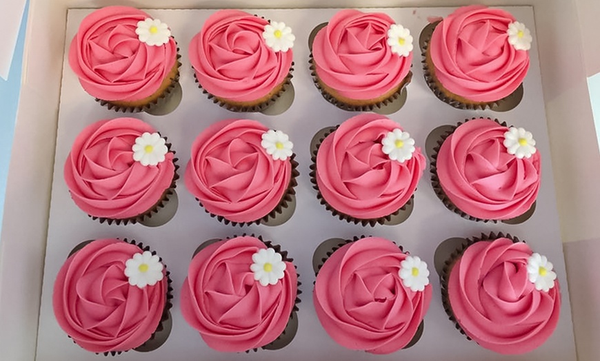 Image 1: 12 Cupcakes