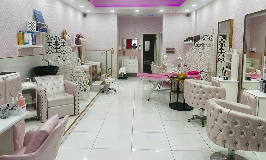 Image 3: Enjoy up to AED 600 for any beauty treatment of your choice