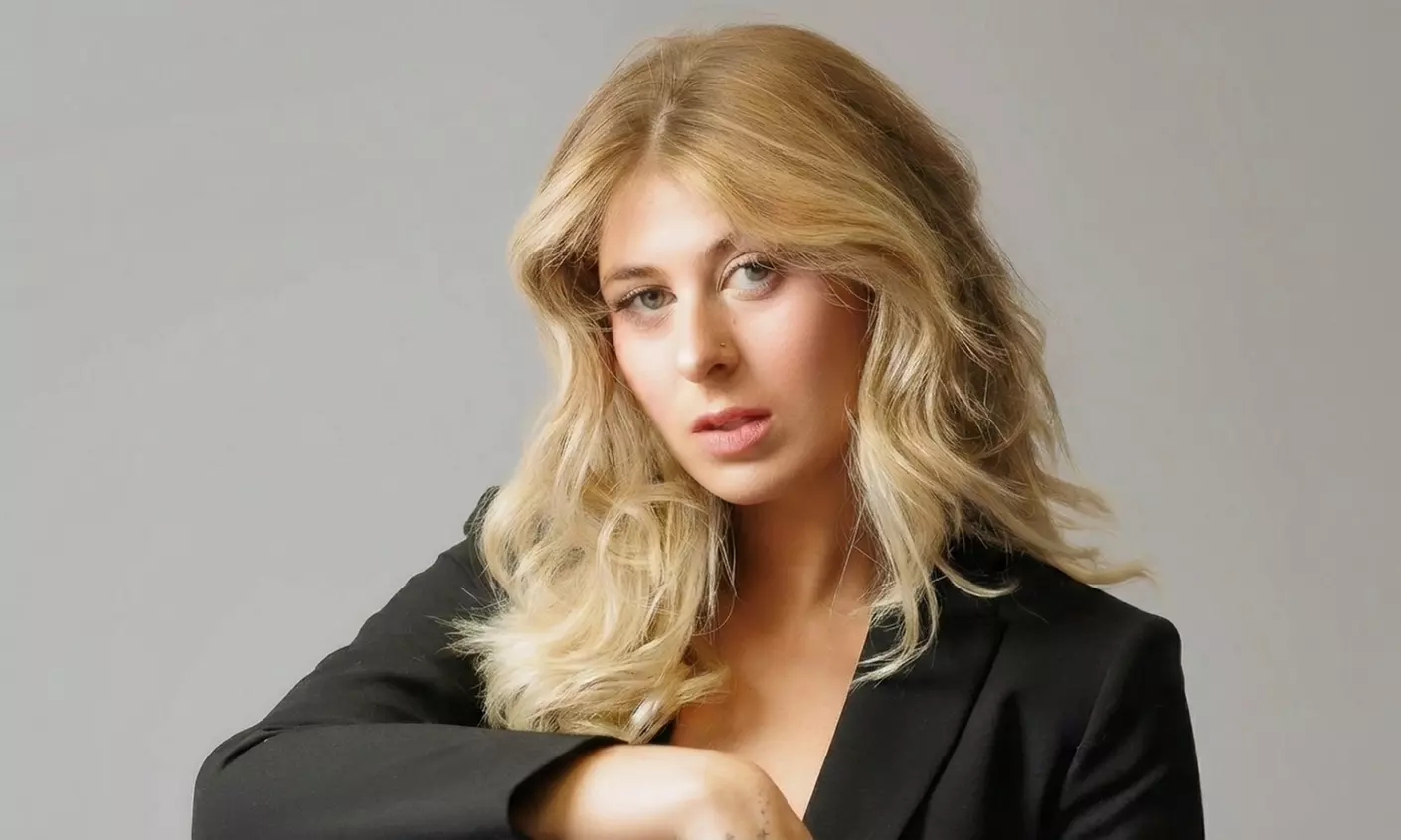 Capture Your Best Look with a 15-Minute Studio Photo Shoot