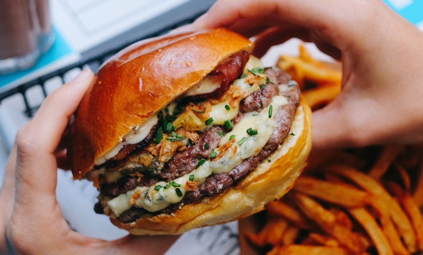 Image 1: Hamburguesas y entrantes para 2 o 4 personas 