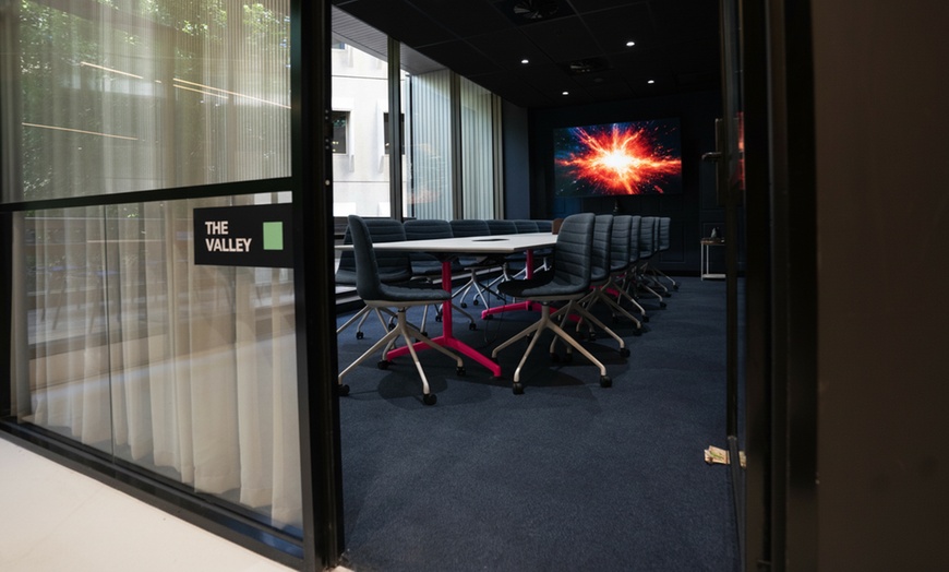 Image 6: Unlock Productivity with Business Lounge 1 Day Pass for Up to 6 People