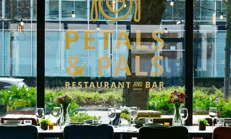 Ambachtelijke sandwiches en verse koffie op een gezellige locatie