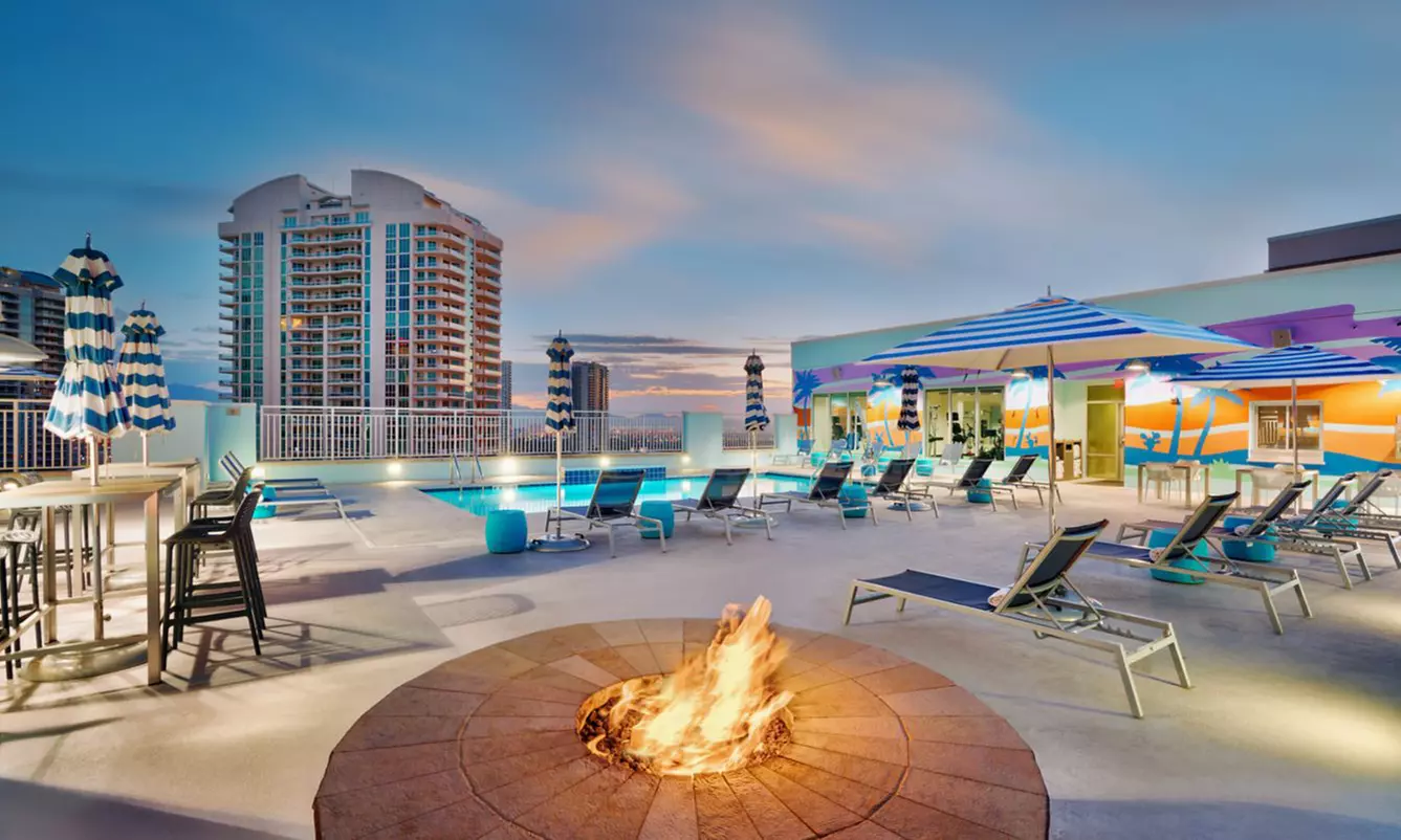 Hotel Stay w/ Rooftop Pool & Breakfast. Minutes From The Strip
