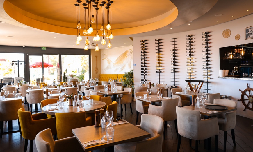 Image 2: Déjeuner ou dîner bistronomique en bord de mer au Voile Rouge