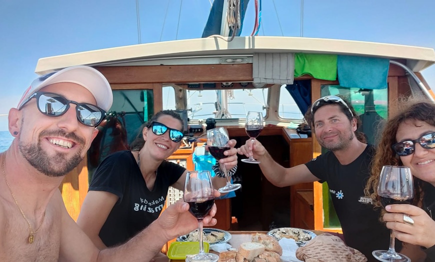 Image 15: Paseo en velero en grupo o privado con bebidas y picoteo para 1-4 pax.