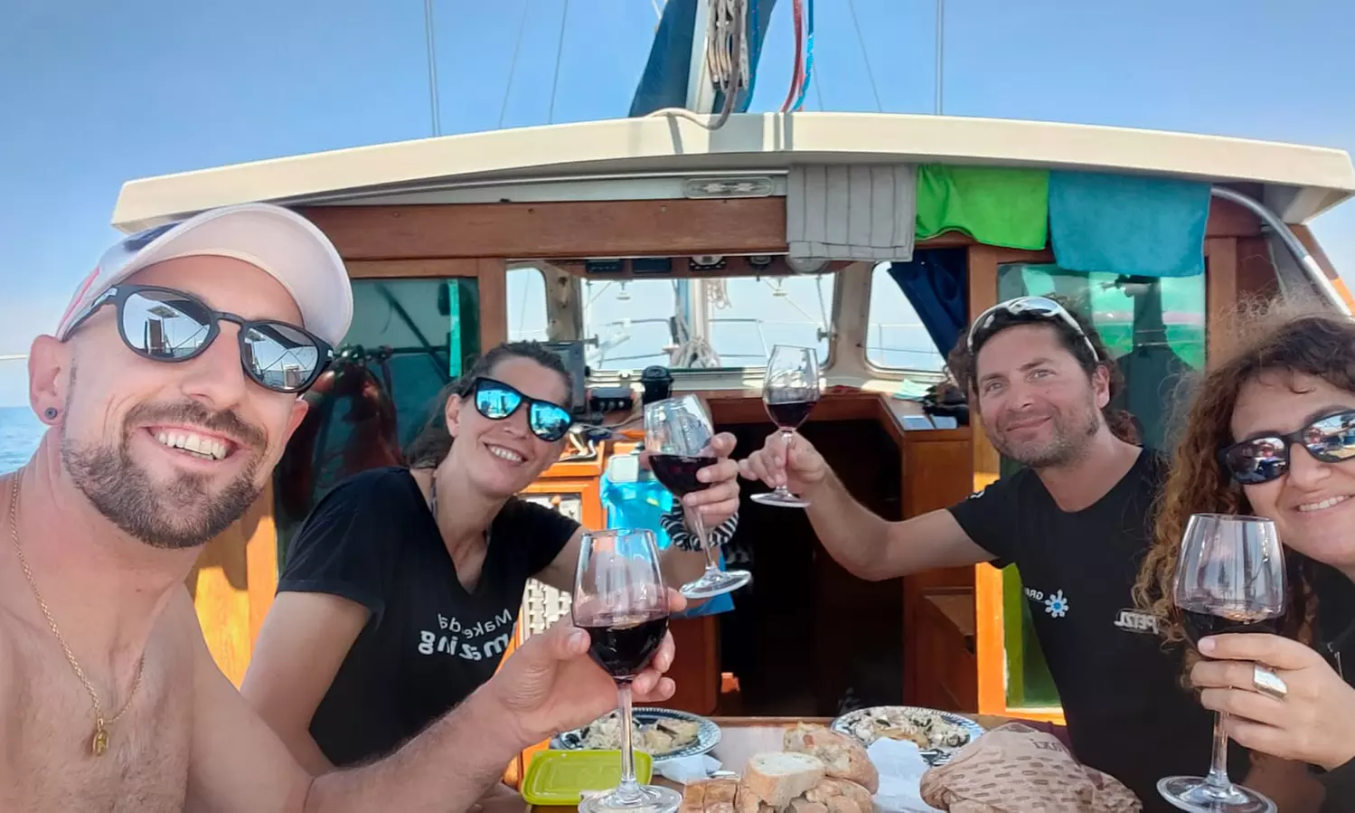 Paseo en velero en grupo o privado con bebidas y picoteo para 1-4 pax.