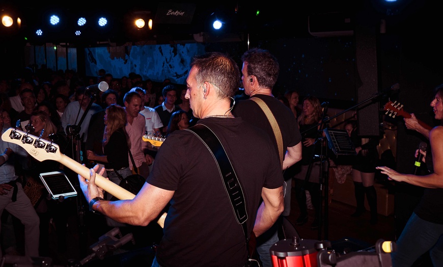 Image 13: Menú de picoteo con show de música en directo para 2 o 4 personas