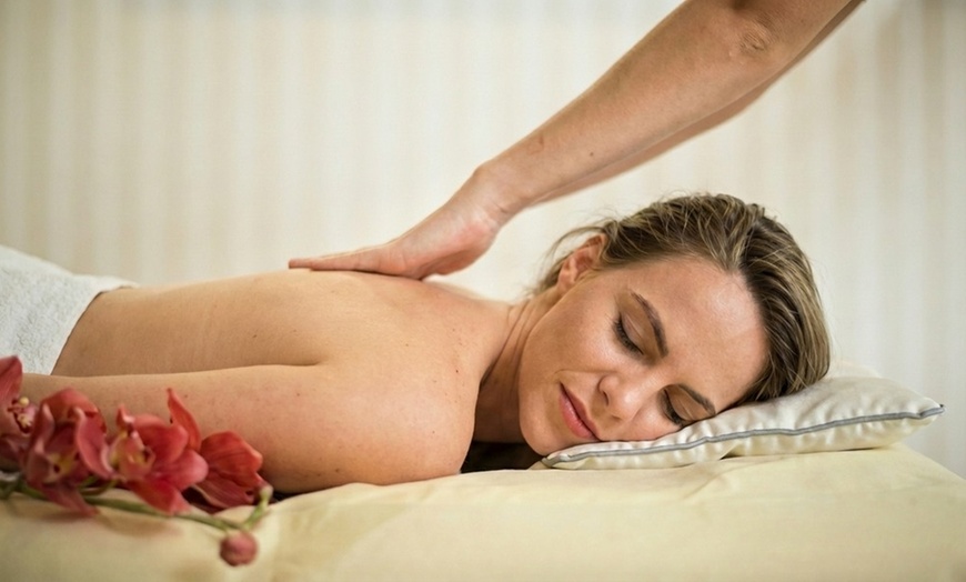Image 2: Relax with 60 or 90-Minutes Lymphatic Massage Session