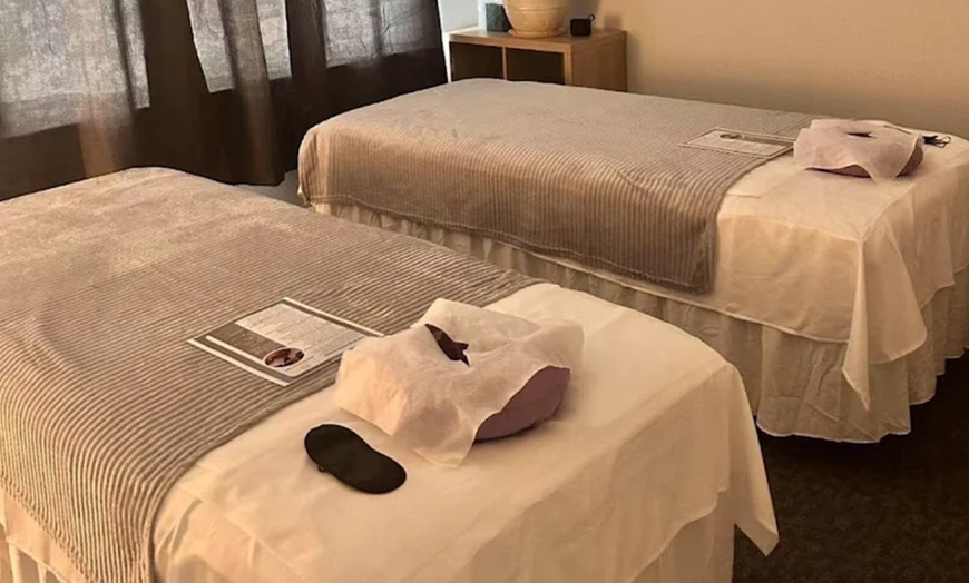 Image 2: Up to 50% Off on Couples Massage at Hot compress spa