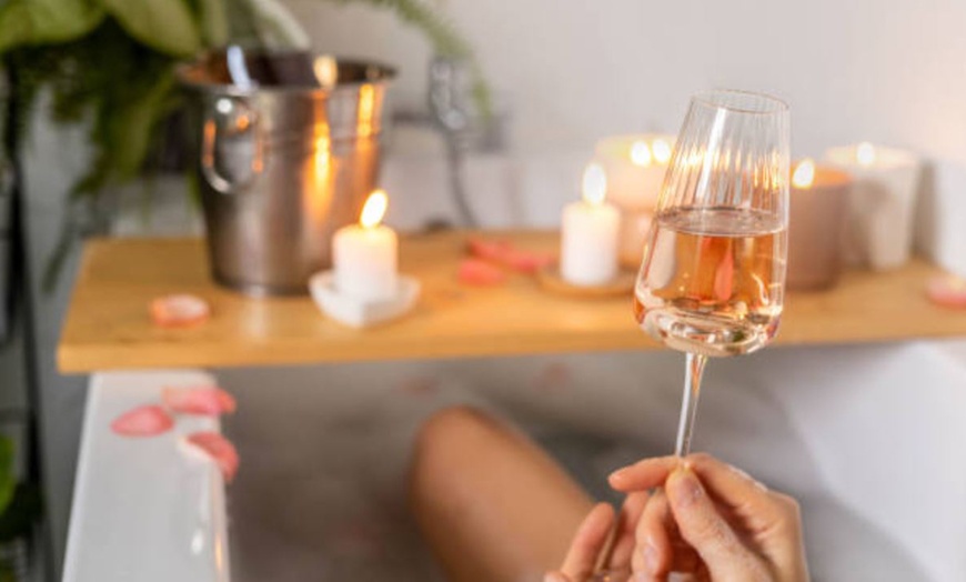 Image 3: Manicura y/o pedicura con esmaltado normal o semipermanente