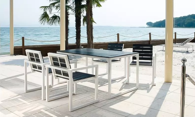 Set di mobili con tavoli e sedie, con spedizione gratuita - Primary Image