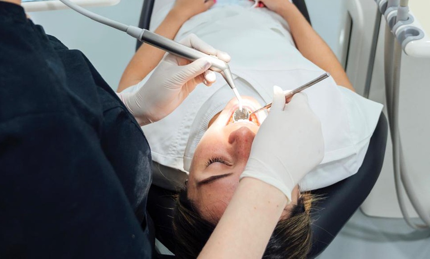 Image 3: Dientes más blancos con limpieza dental y blanqueamiento en Sol Dental