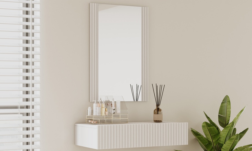 Image 1: Tocador acanalado con cajón y espejo 