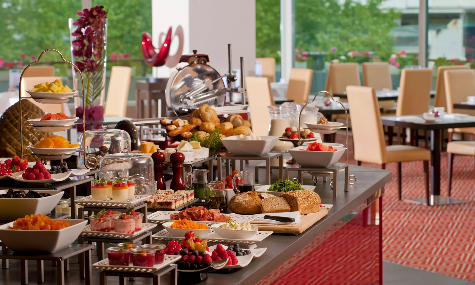 Großes Frühstücksbuffet inkl. Heißgetränken, Säften & Sekt