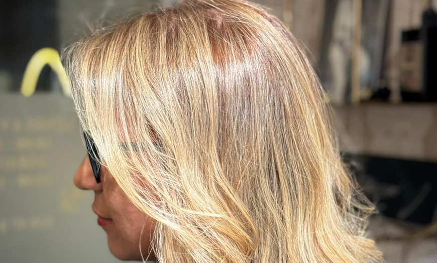 Image 17: Peluquería con lavado, mascarilla, corte, brushing y opción a tinte
