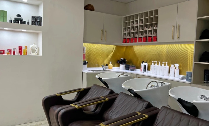 Image 5: Haarschnitt, Ansatzfarbe oder intensive Repair-Haarkur für 1 Person