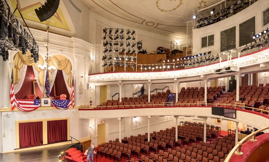 Image 2: Washington D.C. Monument & Theater Tour with Transportation