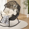 Image 1: Silla mecedora con forma de huevo tejida en ratán PE