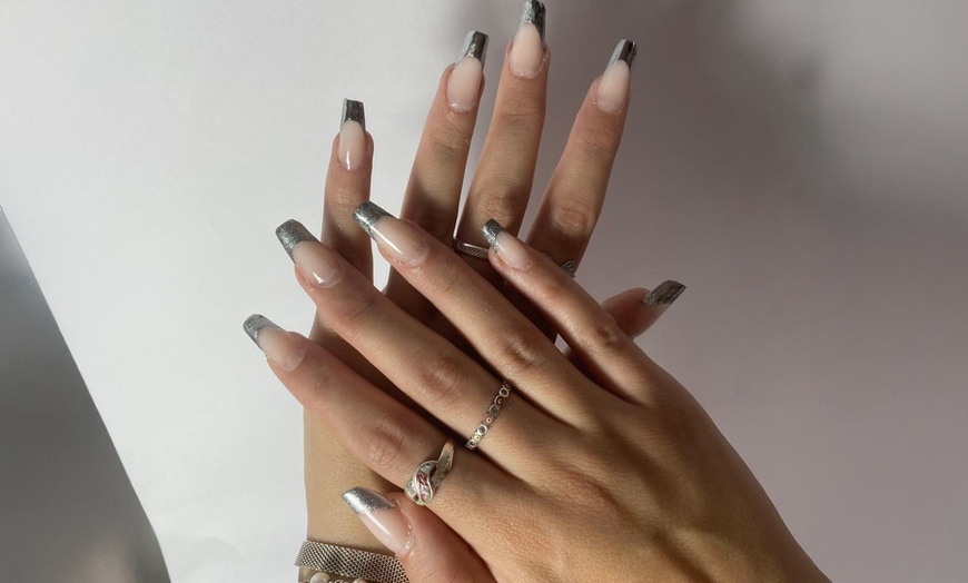 Image 3: Manicura y/o pedicura o primera puesta de uñas con soft gel