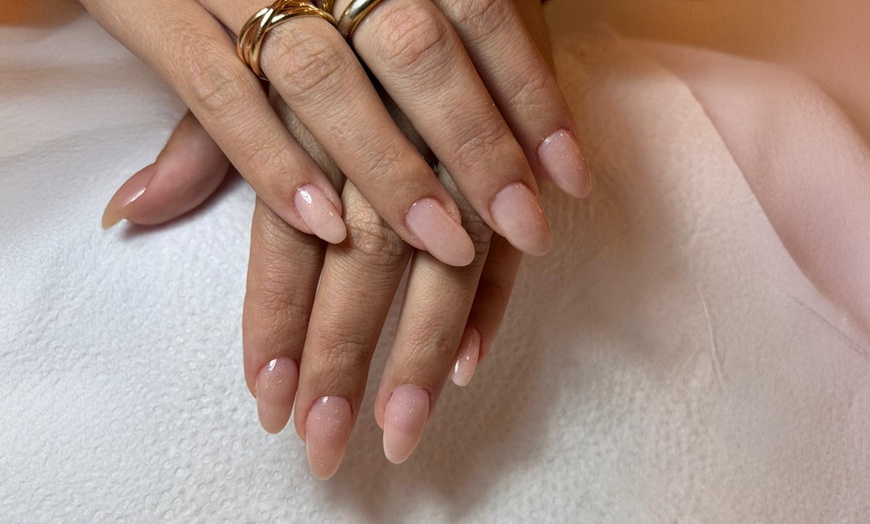 Image 6: Manicura y/o pedicura normal o semipermanente y primera puesta de uñas