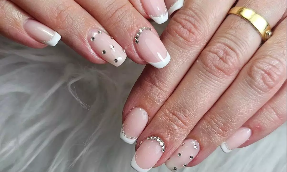 1 sesión de manicura y/o pedicura con esmaltado semipermanente