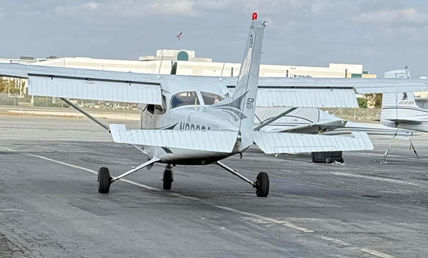 Image 4: 60 Min Discovery Flight Experience on a Cessna for 1 or 2 People 