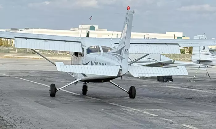 60 Min Discovery Flight Experience on a Cessna for 1 or 2 People 