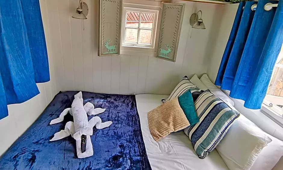 Wiltshire Shepherd Hut: 2 Nights with Late Checkout