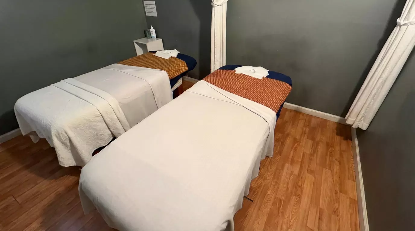 Relax with 60-Min Couples Swedish Massage with Hot Stones/Aromatherapy