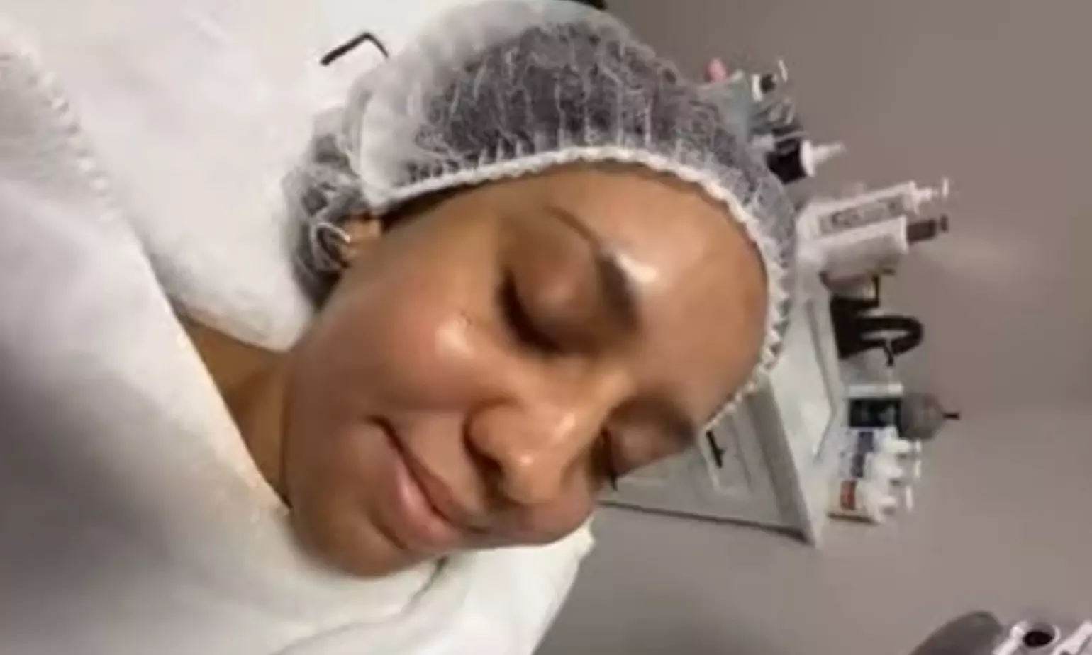 Hydrafacial with Brow Lamination / Henna Brow, or Lip Wax Combo
