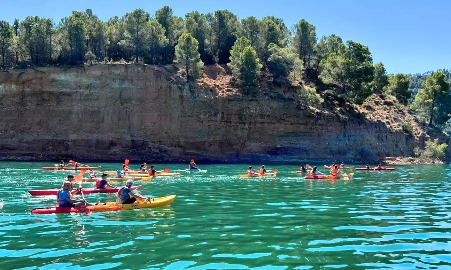 Alquiler de Kayak con equipo para hacer la actividad