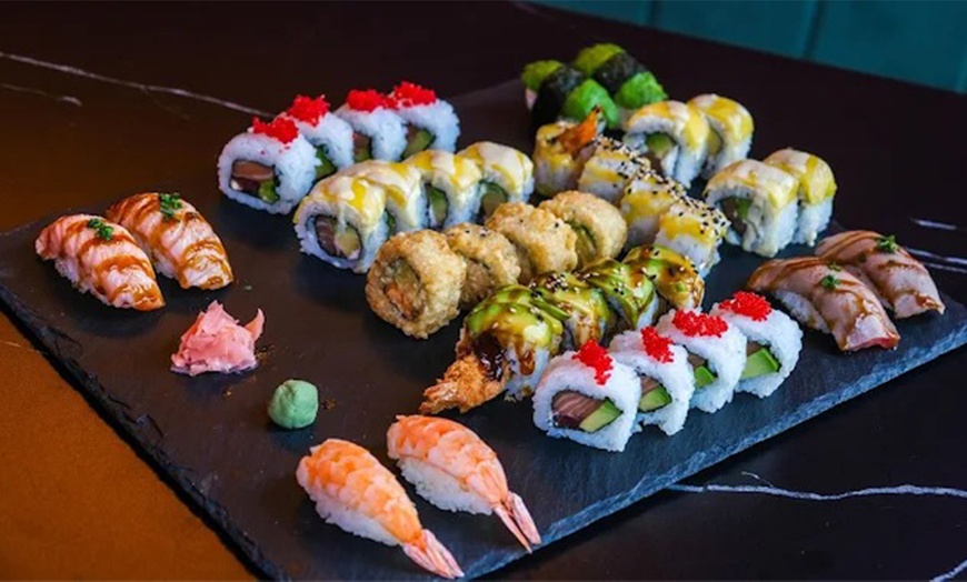 Image 4: Menú japonés para 2 o 4 con entrantes, sushi variado y bebida