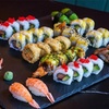Image 4: Menú japonés para 2 o 4 con entrantes, sushi variado y bebida