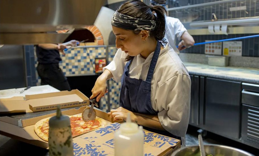 Image 2: Pizza, passie en panna cotta: 3-gangendiner naar keuze voor twee 