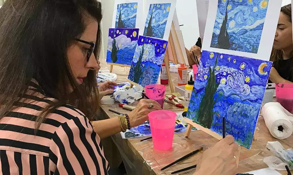 Taller de pintura con vino y chuches ilimitadas para 1 o 2 personas