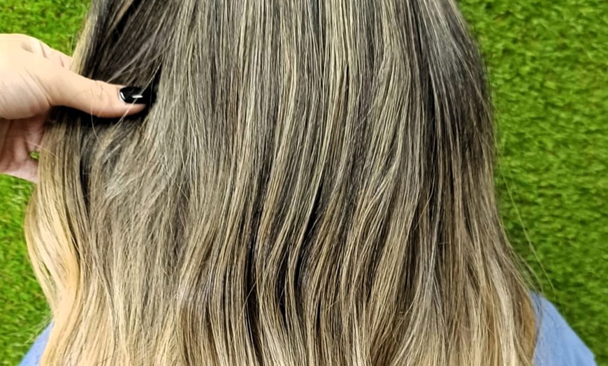 Image 7: 1 sesión de peluquería con lavado y corte con opción a tinte o mechas