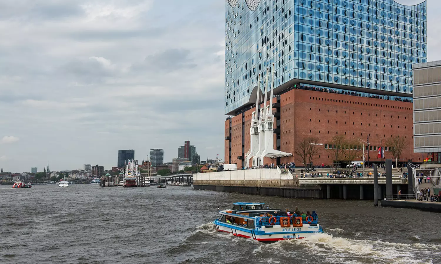 Entdecke Hamburg: Große Hafenrundfahrt und Erlebnispaket nach Wahl