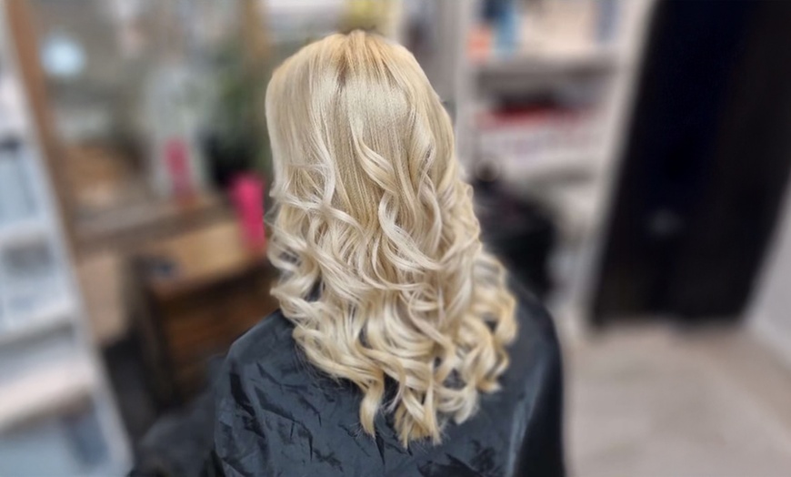 Image 6: Damen-Haarschnitt, optional mit (Ansatz-)Farbe, Maske und Föhnen