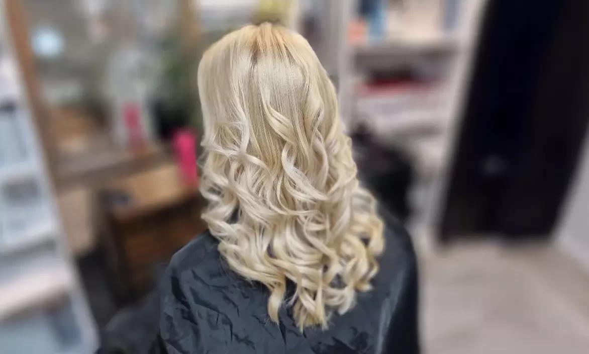 Damen-Haarschnitt, optional mit (Ansatz-)Farbe, Maske und Föhnen